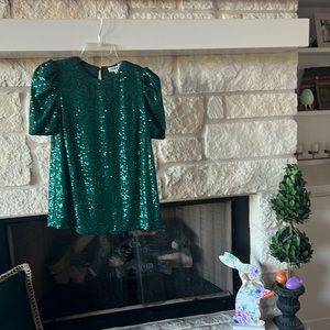 NWT green sequin top size XS perfect for St. Patrick’s Day events. NEW